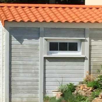 Abri de jardin en béton aspect bois 2 pentes